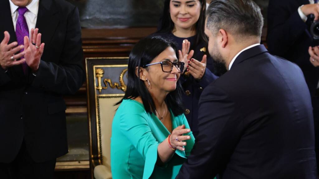 dpatopbilder - Delcy Rodriguez (M.), Nachfolgerin des durch US-Spezialeinheiten gefangen genommenen venezolanischen Präsidenten Maduro, grüßt dessen Sohn, Nicolas Maduro Guerra. Foto: Stringer/dpa