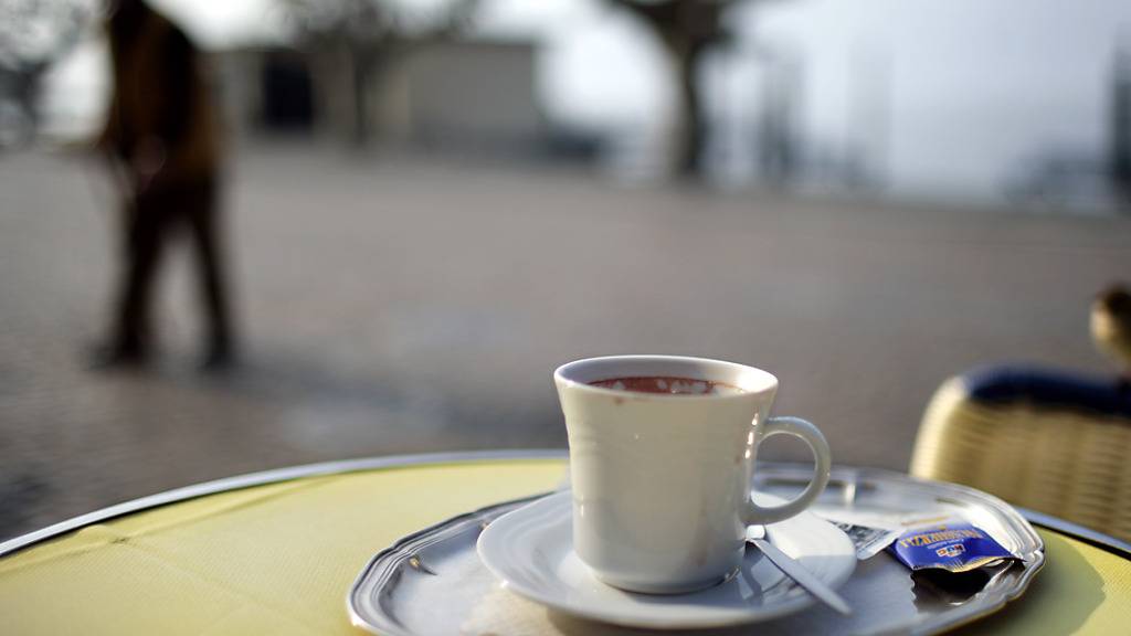 Eine Tasse Kaffee könnte im kommenden Jahr bis zu 10 Prozent teurer werden. 2020 kostet ein Café crème in den Schweizer Restaurants im Durchschnitt 4,25 Franken.(Archivbild)