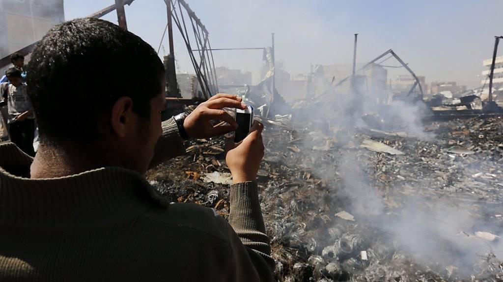 Trümmerfeld in Jemens Hauptstadt Sanaa nach einem saudischen Luftangriff. (Archivbild)