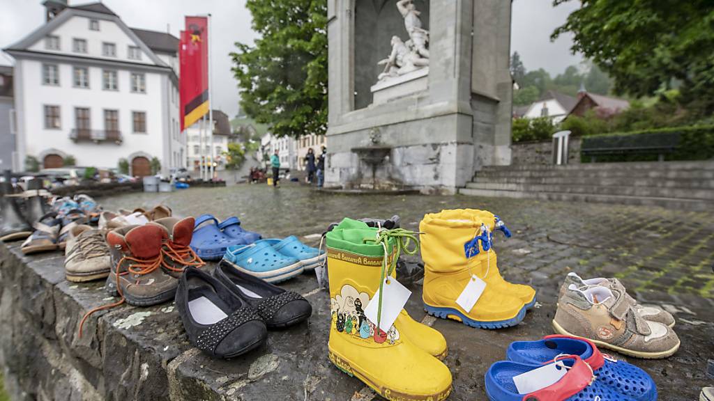 Schuhe statt Aktivisten: Drei Demonstrantinnen der Klimagruppe Nidwalden und rund 200 Paar Schuhe beim Winkelried-Denkmal in Stans.