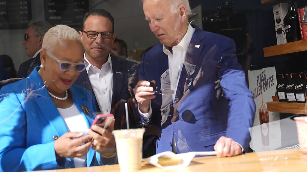 dpatopbilder - Wanda Williams (l-r), Bürgermeisterin von Harrisburg, Josh Shapiro, Gouverneur des Bundesstaates Pennsylvania, und US-Präsident Joe Biden besuchen ein Café in Harrisburg. Foto: Manuel Balce Ceneta/AP/dpa