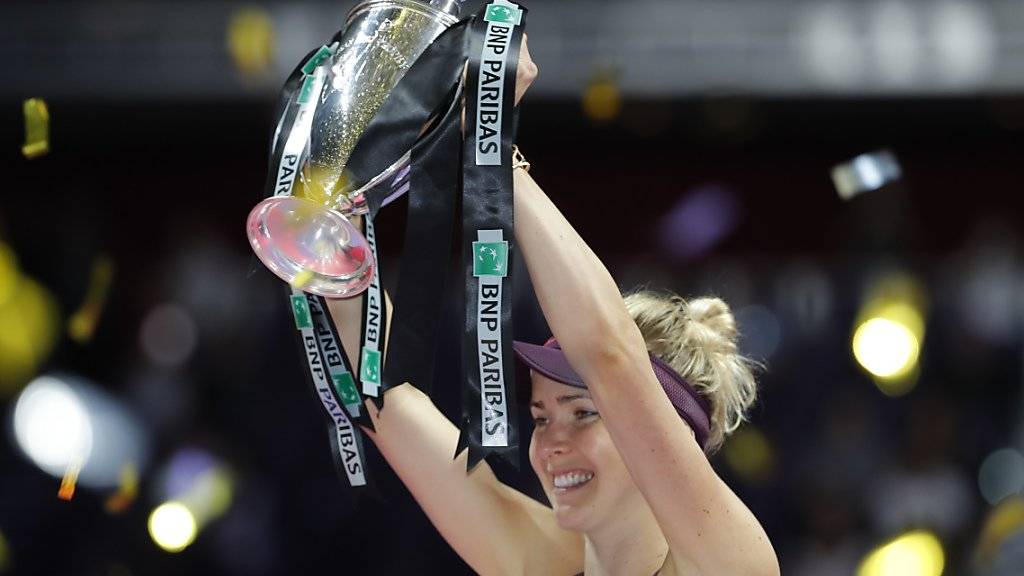 Jelina Switolina strahlt mit dem Pokal der WTA Finals um die Wette