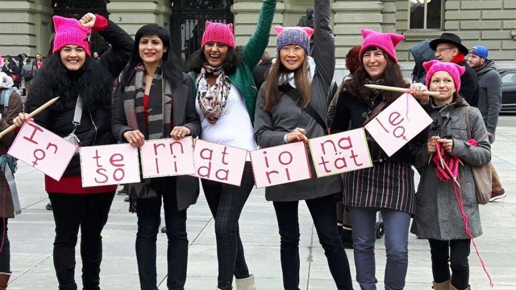 Junge Frauen demonstrieren in «Pussy hats» vor dem Bundeshaus in Bern für Lohn- und Rentengerechtigkeit.