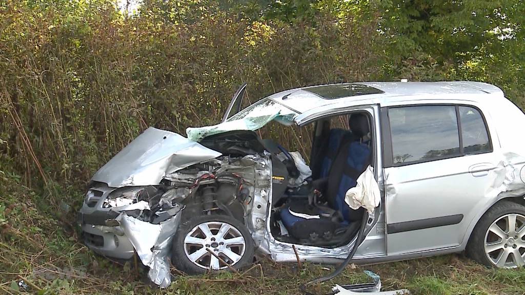 Unfall Schnottwil: Rega fliegt zwei Schwerverletzte ins Spital