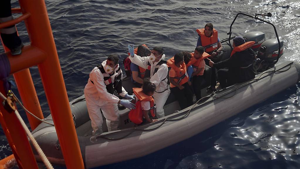 Maltesische Soldaten helfen Flüchtlingskindern, von der «Ocean Viking» auf ihre Rettungsboot umzusteigen.