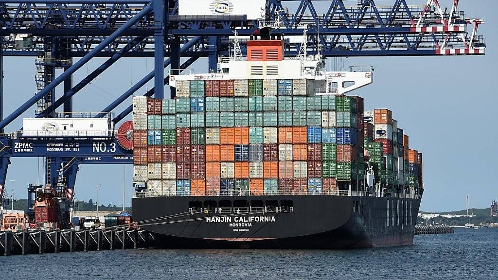 Ein vollgepackter Frachter verlässt den Hafen von Port Botany in der australischen Metropole Sydney: Die Wirtschaft des Landes wächst dank starken Rohstoffexporten. (Archivbild)