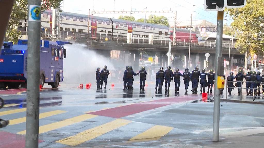 Ziel Bundesplatz: Demo gegen Gewalt in Asyl wird von Polizei aufgehalten