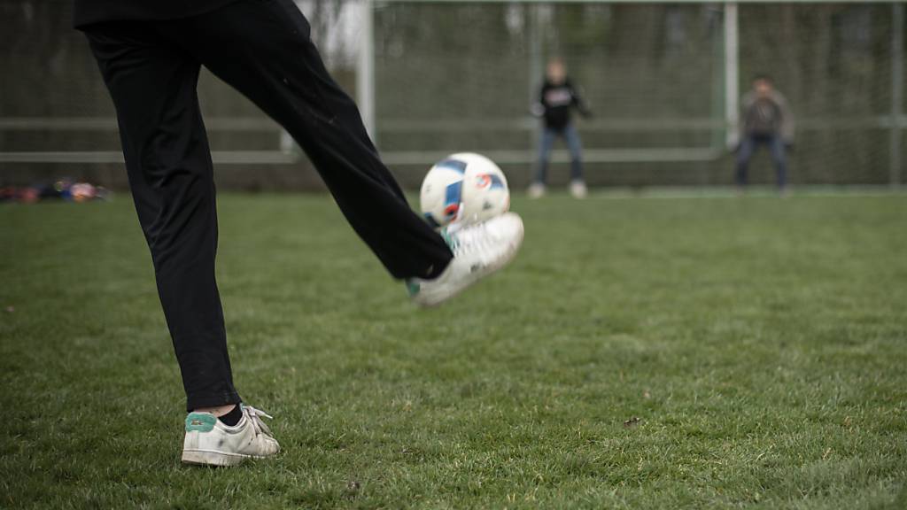 Jugendliche spielen Fussball auf dem Platz eines 3. Liga-Vereins. Heute müssen im Aargau alle Vereine Steuerklärungen einreichen, obwohl viele keine Steuern bezahlen. Der Aargauer Regierungsrat soll nun prüfen, wie das vereinfacht werden kann. (Archivbild)