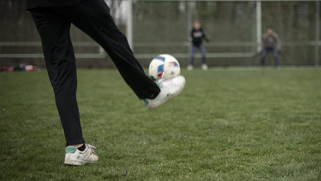 Jugendliche spielen Fussball auf dem Platz eines 3. Liga-Vereins. Heute müssen im Aargau alle Vereine Steuerklärungen einreichen, obwohl viele keine Steuern bezahlen. Der Aargauer Regierungsrat soll nun prüfen, wie das vereinfacht werden kann. (Archivbild)