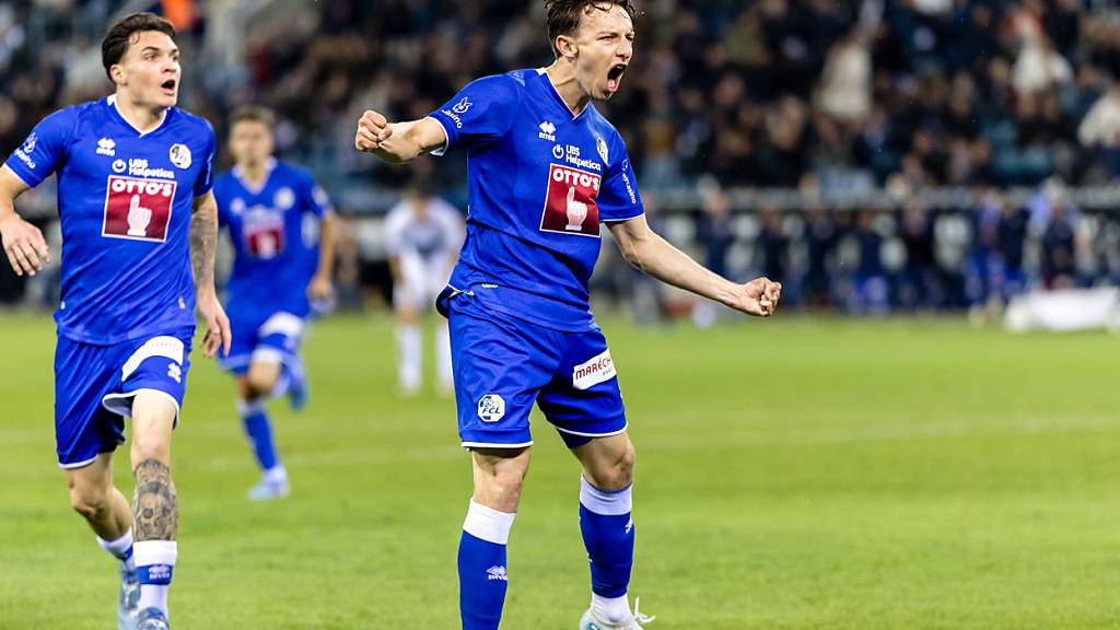 Luzerns Levin Winkler (rechts) bejubelt seinen Treffer zum 2:2 gegen Lausanne-Sport