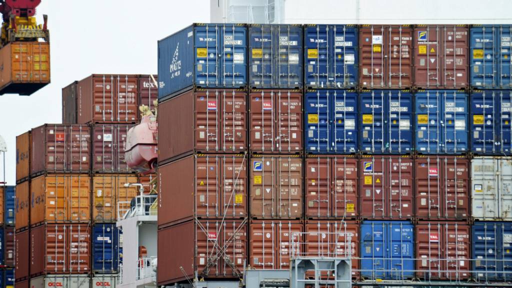 Als Zeichen der Stabilisierung des chinesischen Aussenhandels sind die Ausfuhren der zweitgrössten Volkswirtschaft im Dezember gestiegen. Wie die Zollbehörde in Peking am Freitag mitteilte, legten die Exporte im Vergleich zum Dezember des Vorjahres um 2,3 Prozent zu. (Symbolbild)