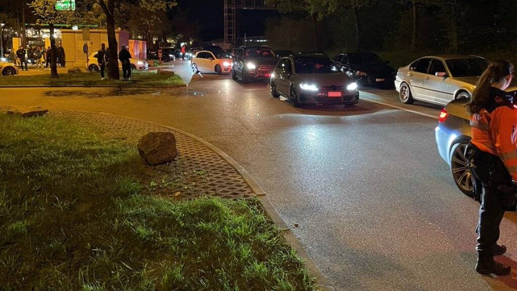Die Kantonspolizei Zürich hat in der Nacht auf Ostersamstag auf dem Rastplatz Kemptthal bei einem Treffen von Auto-Tunern rund 50 Fahrzeuge sowie deren Halter kontrolliert. (Symbolbild)