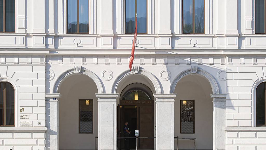 Am Bundesstrafgericht in Bellinzona hat am Montagmorgen der Prozess gegen einen ehemaligen Seco-Angestellten begonnen.