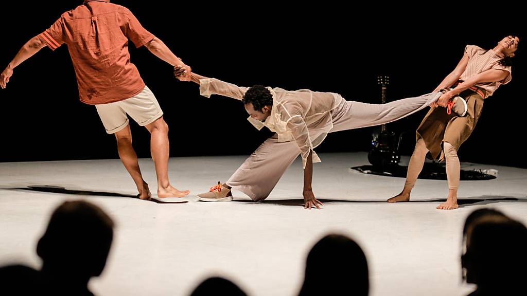 Die Swiss Dance Days zeigen «Solidarity!» von Rebecca Weingartner (rechts). Die Choreografin gewann 2021 den Kulturpreis des Kantons Baselland in der Sparte Tanz. Zu Weingartners Arbeiten gehören unter anderem Projekte mit Kindern oder Geflüchteten.