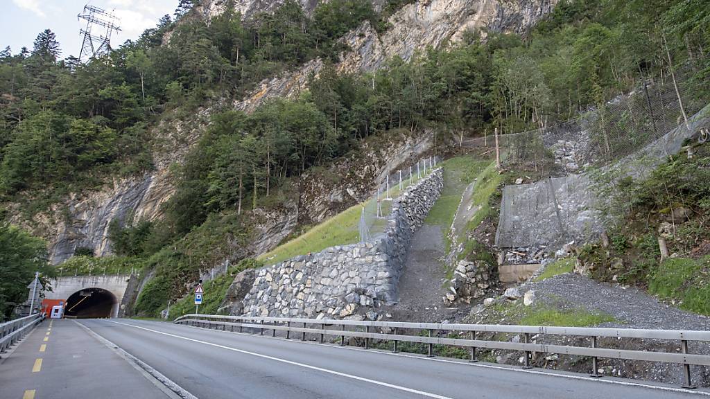 Sicherheitsnetze und Dämme sollen das Gebiet Gumpisch an der Axenstrasse vor Steinschlägen schützen. (Archivbild)