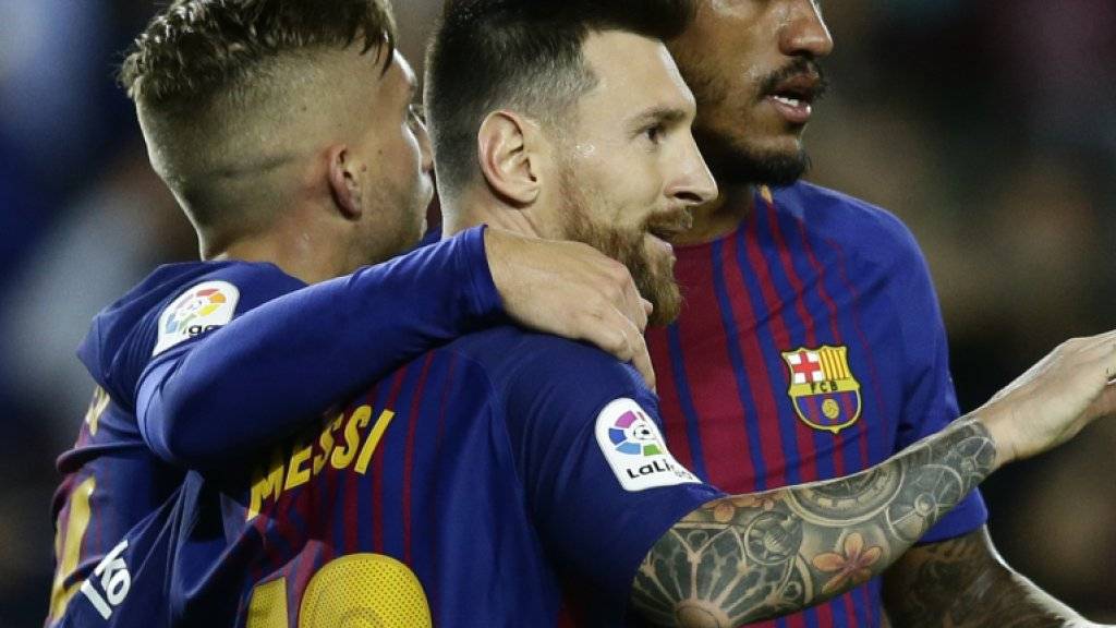 Lionel Messi feiert mit Gerard Deulofeu (links) und Paulinho (rechts)