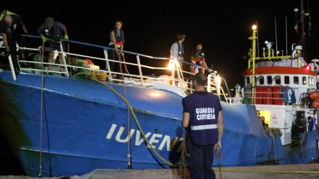 Italienische Behörden haben das Schiff einer deutschen NGO beschlagnahmt. Ihr wird Beihilfe zur illegalen Migration vorgeworfen.