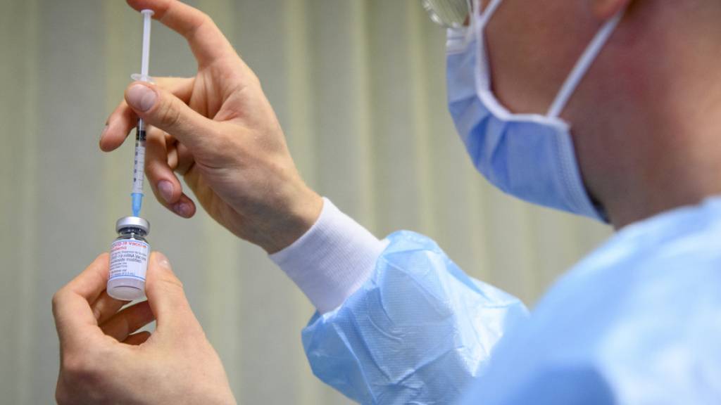 Eine Zuständiger des Gesundheitspersonal zieht eine Spritze mit einem Impfstoff gegen das Coronavirus auf. In der Schweiz wurden bisher 1'077'581 Personen vollständig geimpft. (Archivbild)