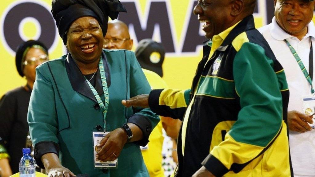 Nkosazana Dlamini-Zuma (l.) und Cyril Ramaphosa, die aussichtsreichsten Kandidaten für den ANC-Chefposten, am Parteitag in Johannesburg.