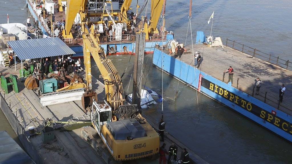 Ein Spezialkran hebt das vor fast zwei Wochen in der Donau bei Budapest gesunkene Touristenboot aus dem Wasser.