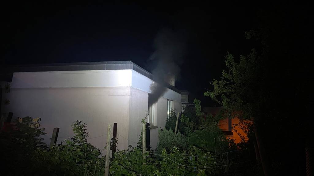 In der Nacht auf Freitag ist in einem Einfamilienhaus am Aberenrain in der Gemeinde Baar ein Brand enfacht. 