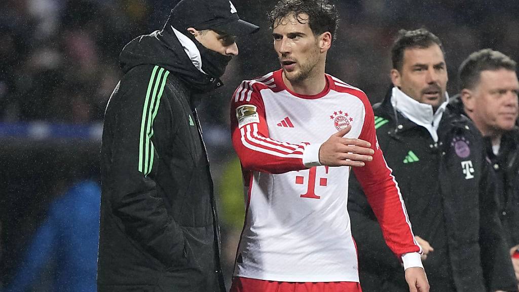 Leon Goretzka unterhält sich mit Trainer Thomas Tuchel