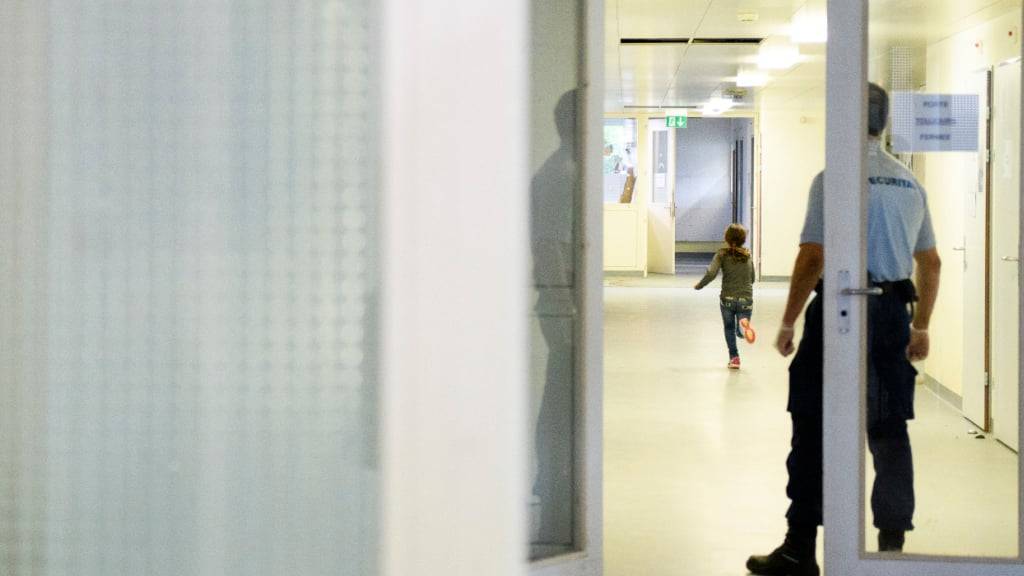 Mitarbeitende von privaten Sicherheitsfirmen werden im Kanton St. Gallen unter anderem in Zentren für Flüchtlinge eingesetzt. (Archivbild)