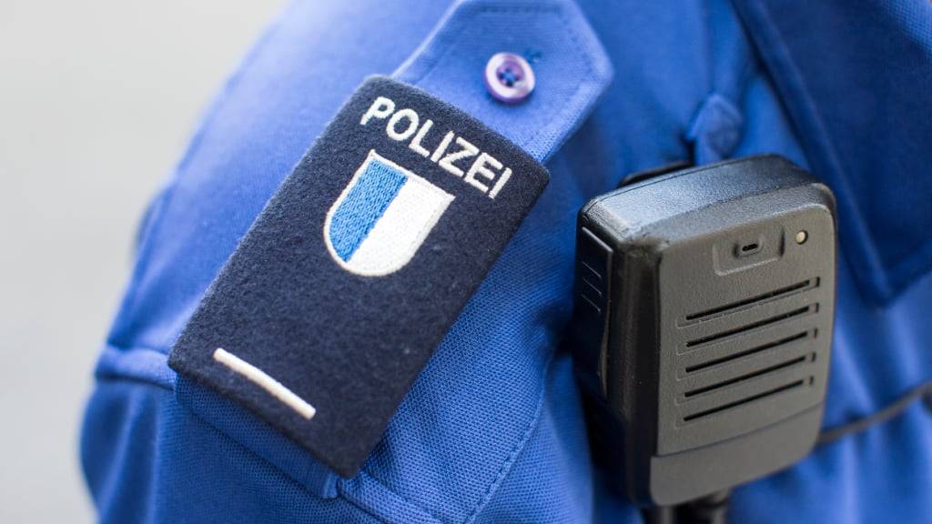 Die Luzerner Polizei nahm in der Nacht auf Mittwoch einen 27-jährigen Mann fest, der mutmasslich seine Mutter mit einem Messer angriff. (Symbolbild)