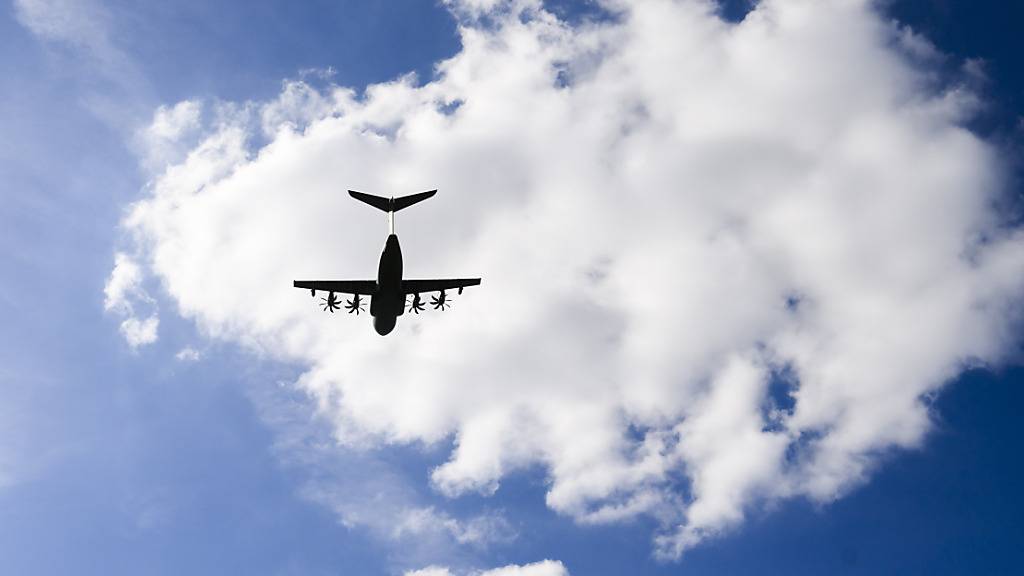 dpatopbilder - Ein Transportflugzeug Airbus A400M der Luftwaffe startet am Fliegerhorst Wunstorf zu einem Hilfsflug nach Libyen. Die Bundeswehr bringt vom Fliegerhorst in Wunstorf aus Hilfsgüter des THW in das Überschwemmungsgebiet nach Libyen. Foto: Julian Stratenschulte/dpa