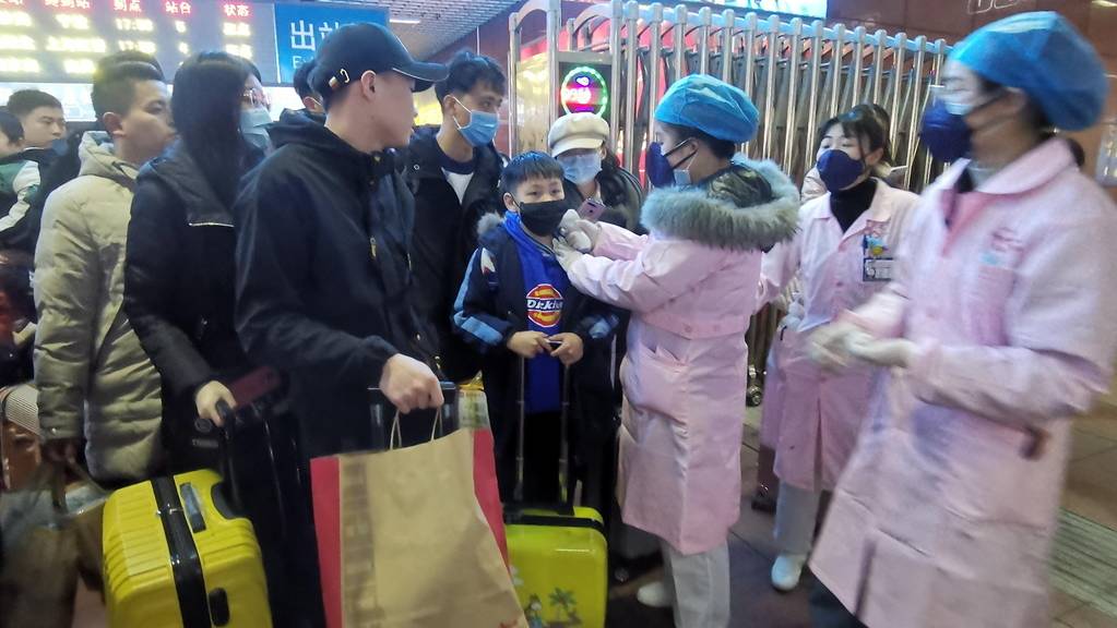 Medizinische Personal misst bei Zugspassagieren in Yingtan City in der Provinz Jiangxi die Temperatur. (Archivbild)