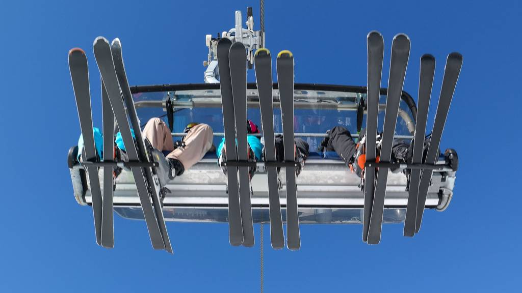 30 Skisportler steckten am Dienstagnachmittag auf einem Sessellift in Davos-Parsenn fest.