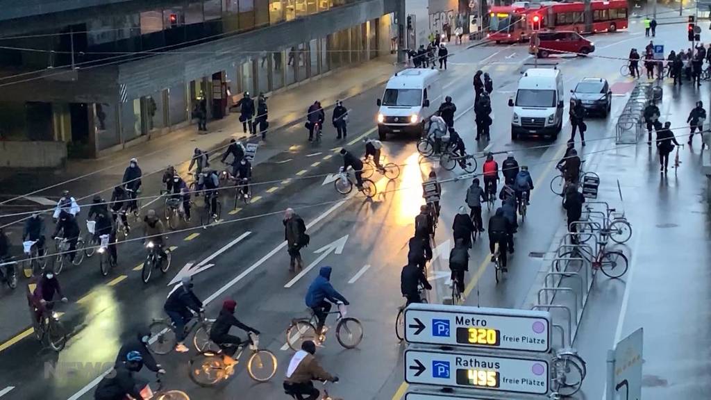 Velodemo gegen Polizeigewalt wird von massivem Polizeiaufgebot gestoppt