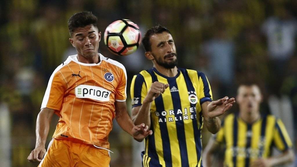 Nikola Gjorgjev (links) von den Grasshoppers im Duell mit Fenerbahçes Mehmet Topal