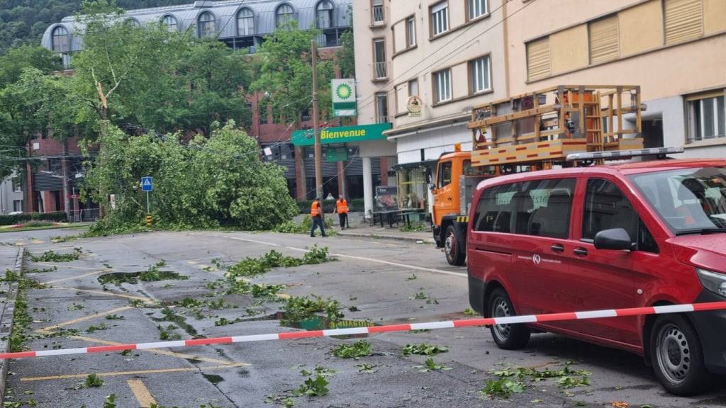 Der Bieler Bahnhofplatz war am Sonntagnachmittag infolge des heftigen Gewitters gesperrt. (Archivbid)