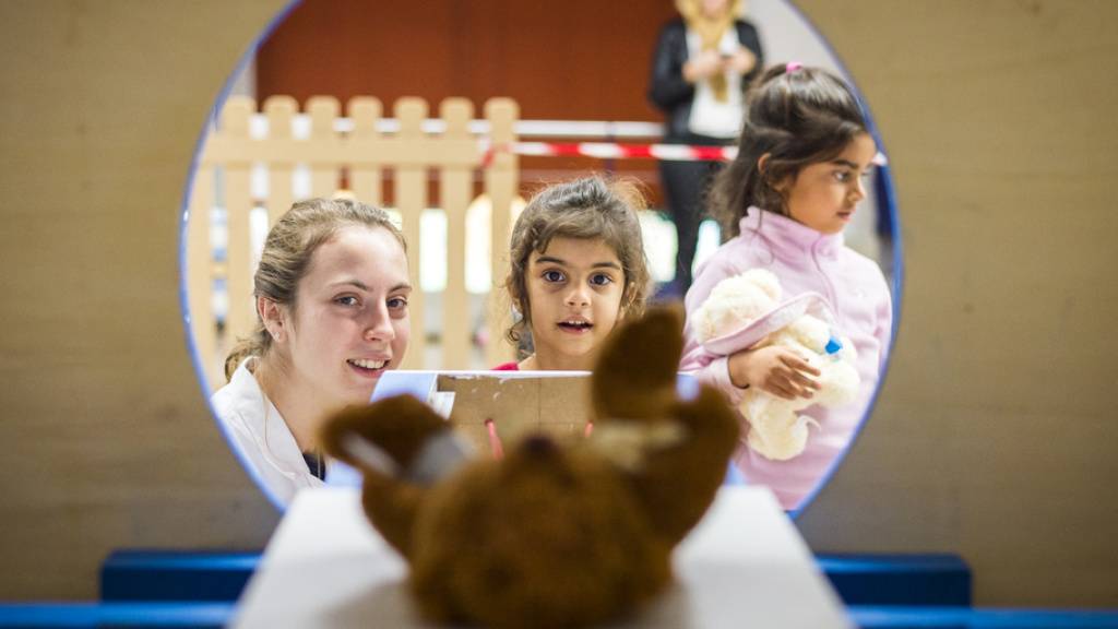Anhand eines Teddybären wird einem Kind gezeigt, was es erwartet, wenn es zur Magnetresonanz-Untersuchung muss. Eine schweizweit einmalige, kostenlose Virtual-Reality-App «Kinderinsel» nimmt Kindern ebenfalls die Angst vor dem Spital. (Symbolbild)