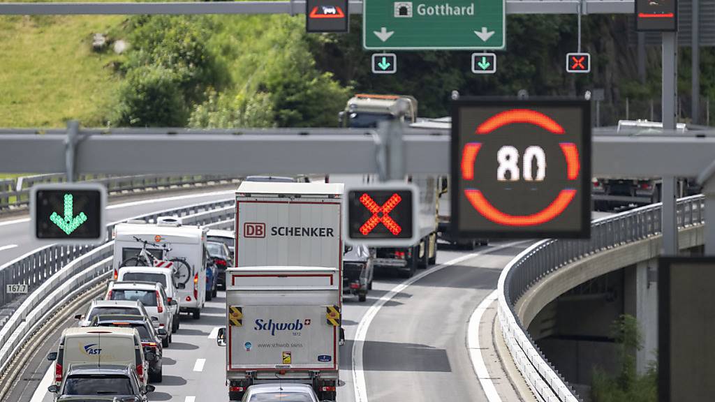 Die Autos stauten sich am Samstagmorgen vor dem Gotthard. (Archivbild)