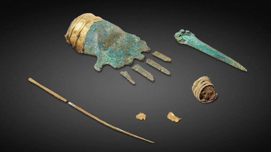 Die auf dem Tessenberg gefundene Bronzehand gilt als sehr aussergewöhnlicher Fund. Bei Nachgrabungen stiessen die Archäologen auch auf eine Gewandnadel und Bronzespiralen.