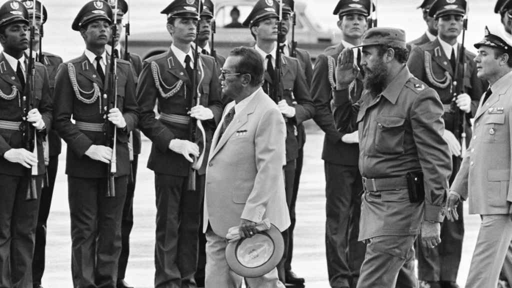 Der damalige jugoslawische Präsident Josip Broz Tito 1979 beim Abschreiten einer kubanischen Ehrengarde. Hinter Tito Kubas Präsident Fidel Castro. (Archiv)
