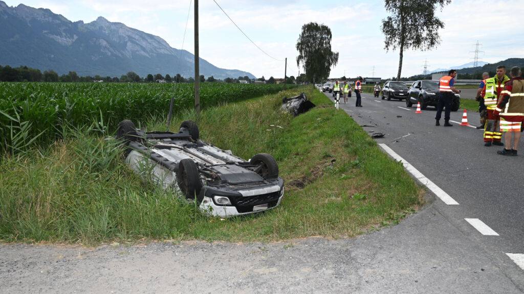 Beide Autos blieben im Seitengraben auf dem Dach liegen.