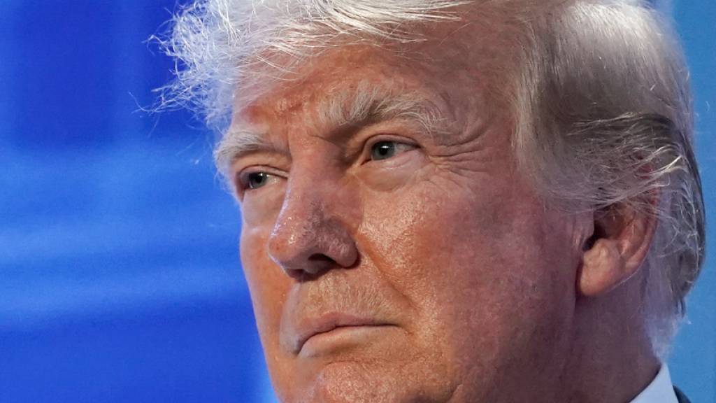ARCHIV - Der ehemalige US-Präsident Donald Trump kommt in Philadelphia an, um bei der Veranstaltung «Moms for Liberty» zu sprechen. Foto: Matt Rourke/AP