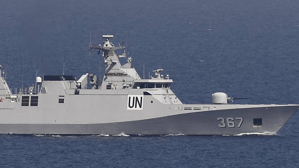 Ein UNIFIL-Marineschiff patrouilliert im Mittelmeer neben einem Stützpunkt der UN-Friedenstruppe. Nach einer fast sechsmonatigen Pause haben der Libanon und Israel unter US-Vermittlung wieder indirekte Gespräche über ihre umstrittene Seegrenze aufgenommen. Foto: Hussein Malla/AP/dpa