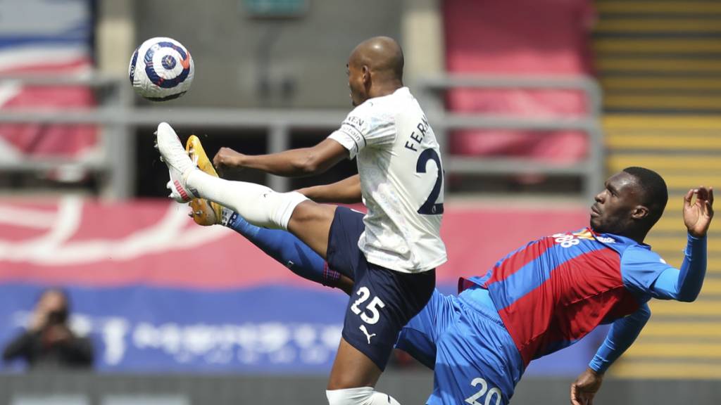 Manchester Citys Fernandinho (links) pflückt einen Ball aus der Luft.