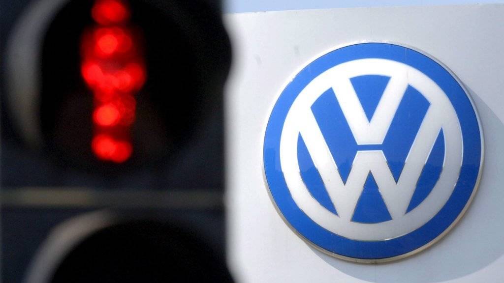 Symbolisches Rotlicht für Fahrzeuge aus dem Volkswagenkonzern: Das Bundesamt für Strassen will verhindern, dass von den Abgas-Manipulationen betroffene Fahrzeuge neu in der Schweiz zugelassen werden. (Archivbild)
