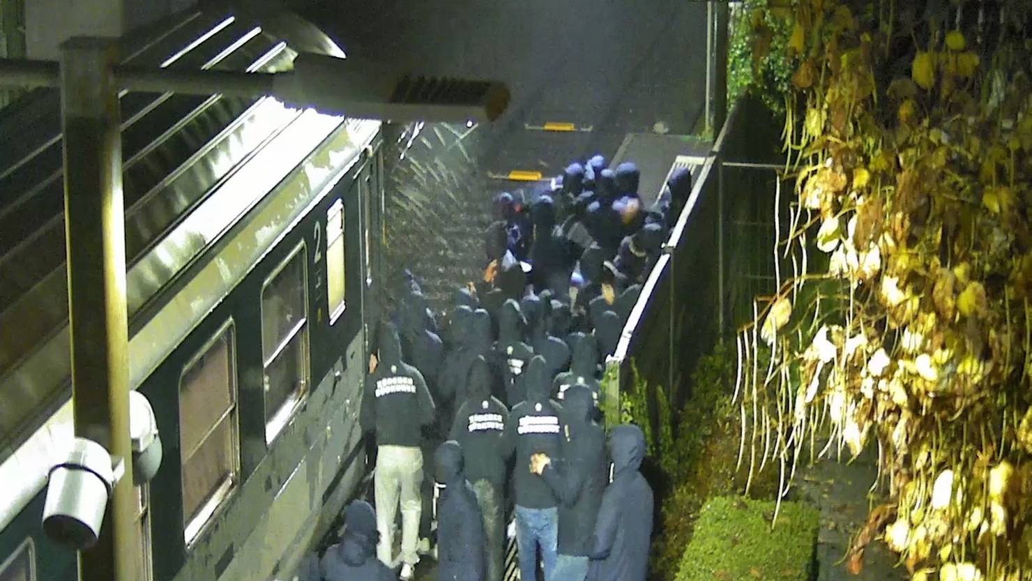 FCZ-Hooligans: St. Galler Polizei sucht Randalierer - TeleZüri