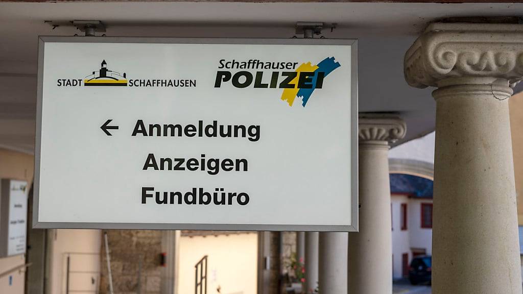 Die Schaffhauser Polizei stoppte am Mittwoch einen Lastwagenchaufeur. Beim Polen fielen der Alkohol- und der Drogentest positiv aus. (Symbolbild)