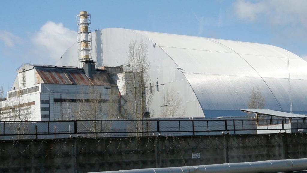 ARCHIV - Ein Schutzbau bedeckt den explodierten Reaktor im Kernkraftwerk Tschernobyl (Archivbild). Foto: Efrem Lukatsky/AP/dpa