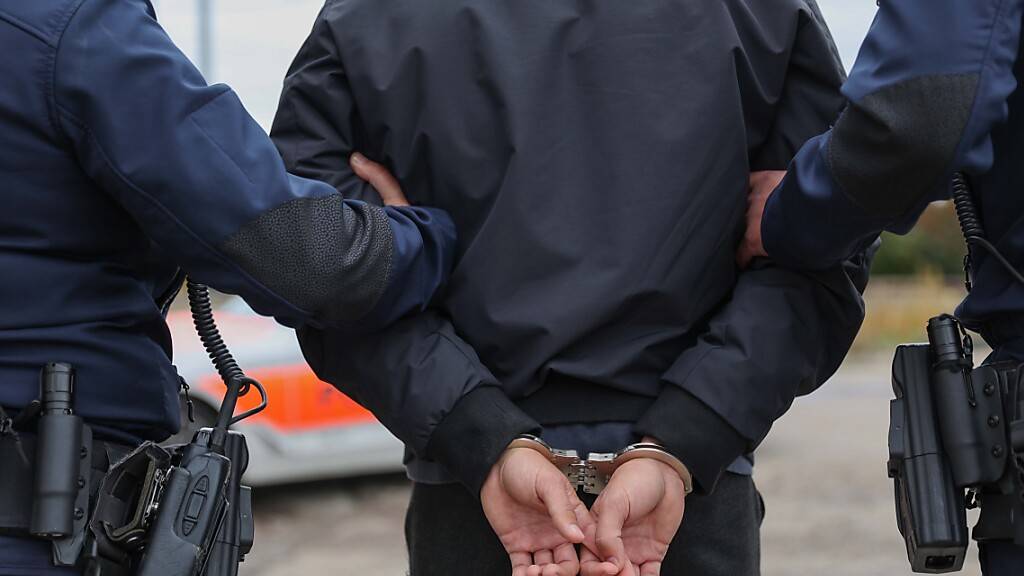 Ein 15-jähriger Nordmazedonier ist am Freitagabend in Oberbüren SG nach einer Schlägerei festgenommen worden. Er soll einem Gleichaltrigen Verletzungen zugeführt haben. (Symbolbild)