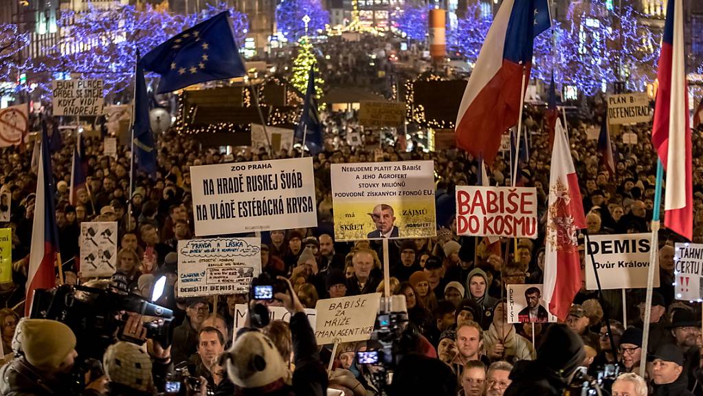 Tausende sind am Dienstagabend erneut in Tschechien auf die Strasse gegangen, um gegen den tschechischen Regierungschefs Andrej Babis zu protestieren.