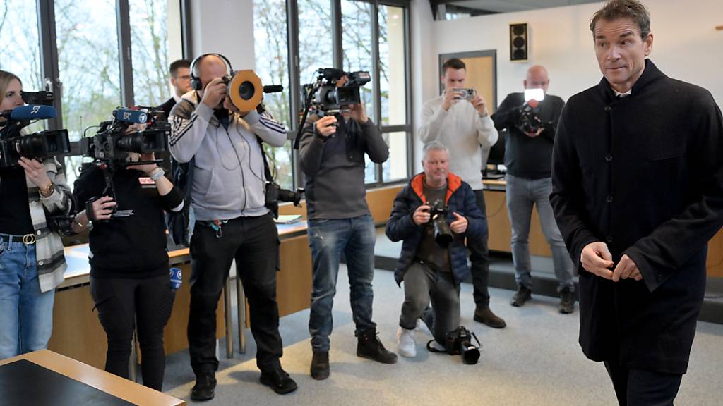 Der wegen Hausfriedensbruch und Sachbeschädigung angeklagte ehemalige Fußball-Nationaltorwart Jens Lehmann geht zu Prozessbeginn an Journalisten vorbei. Foto: Peter Kneffel/dpa