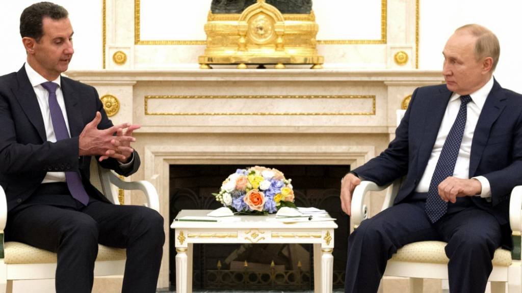 HANDOUT - Ein vom Kreml am 14.09.2021 zur Verfügung gestelltes Bild zeigt Wladimir Putin (r), Präsident von Russland, bei einem Treffen mit Baschar al-Assad, Präsident von Syrien, im Kreml. Foto: -/Kreml/dpa - ACHTUNG: Nur zur redaktionellen Verwendung und nur mit vollständiger Nennung des vorstehenden Credits